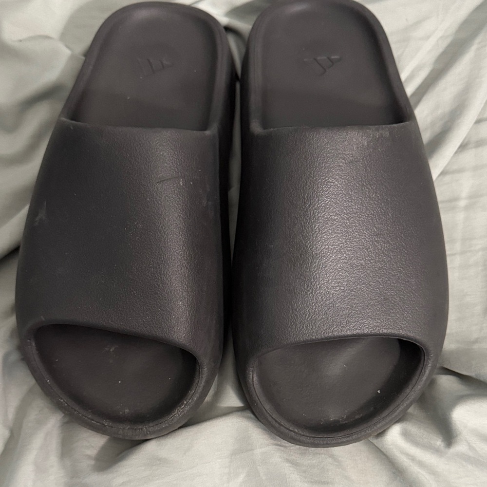 Yeezy Slides, authentic